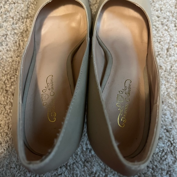 Journee Collection Pointed Toe Pumps - Picture 4 of 9